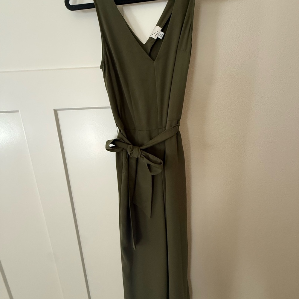 Sleeveless Olive V-Neck Tie-Waist Dress